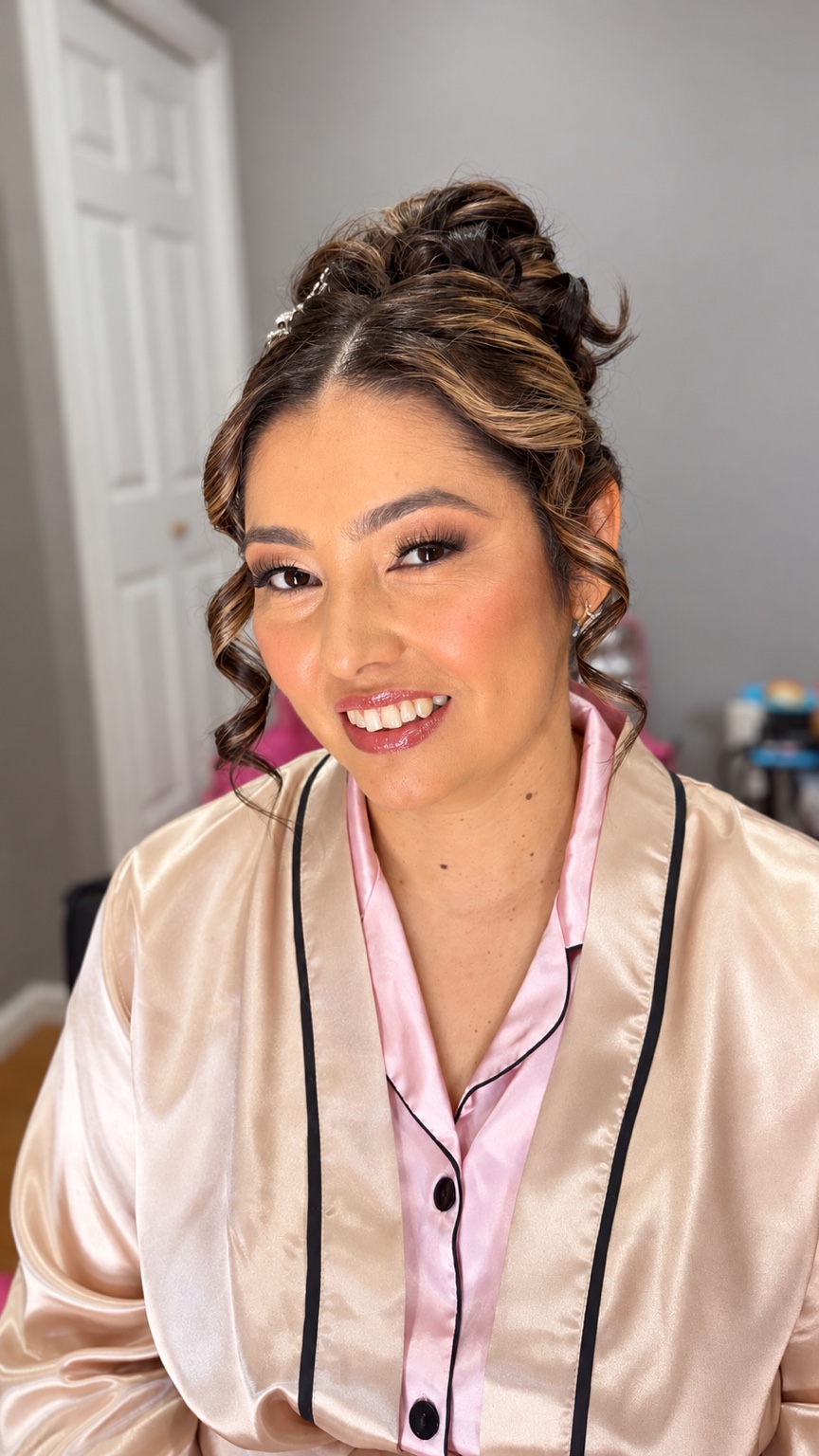 Maquillaje luminoso y peinado recogido