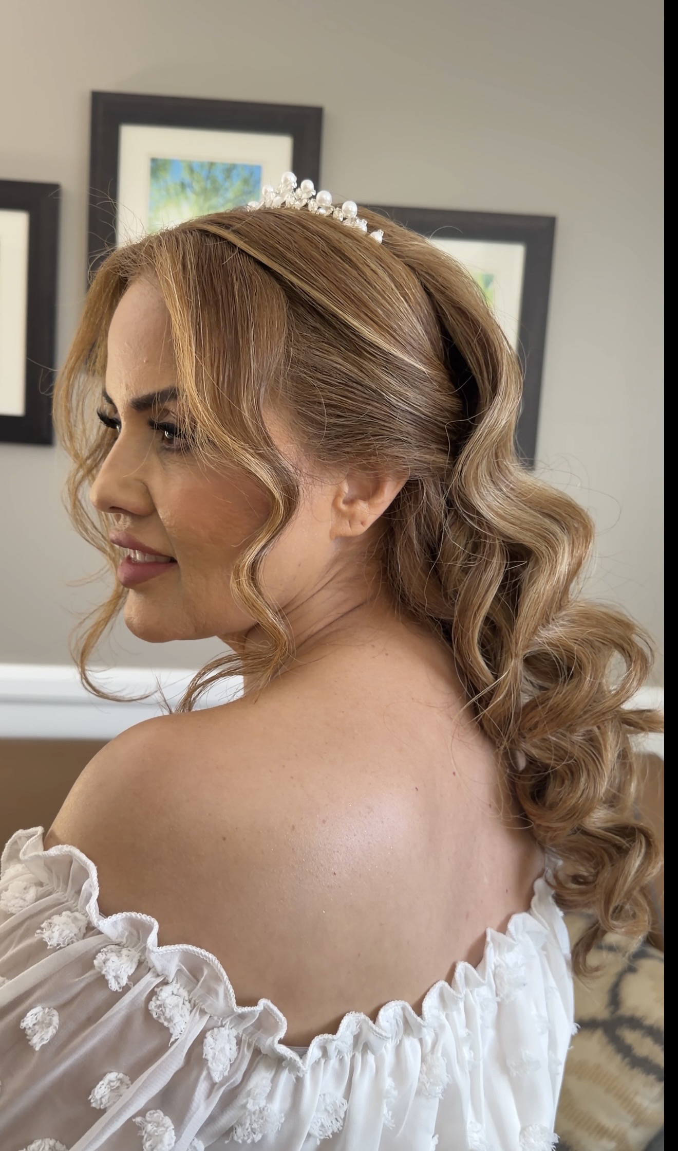 Peinado de novia con ondas y accesorio de perlas