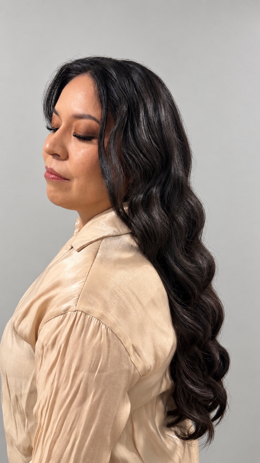 Ondas largas con maquillaje en tonos cálidos