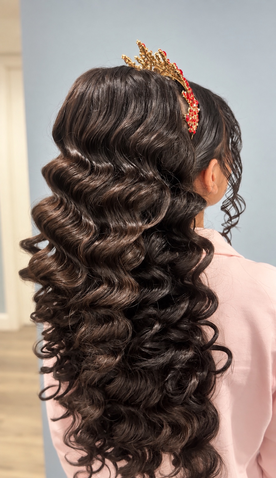 Peinado con rizos y corona para quinceañera