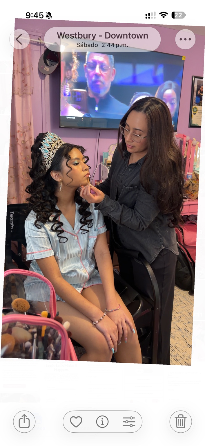 MaFer Makeup aplicando maquillaje a una quinceañera